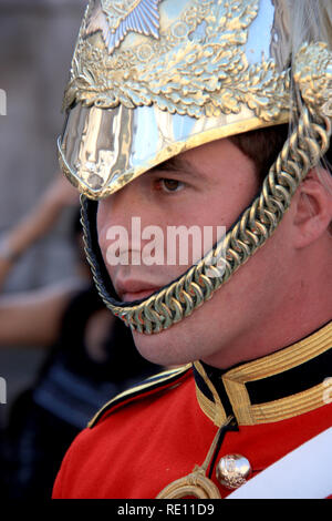 Un Royal Horse Guard en uniforme rouge et de couleur bronze et d'or casque lors du changement de la garde à Londres, Royaume-Uni Banque D'Images