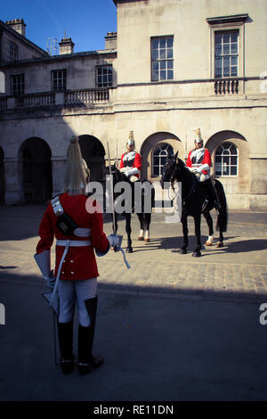 Royal Horse Guards au cours de la relève de la garde à l'avant de la Horse Guards bâtiment historique à Londres, Royaume-Uni Banque D'Images