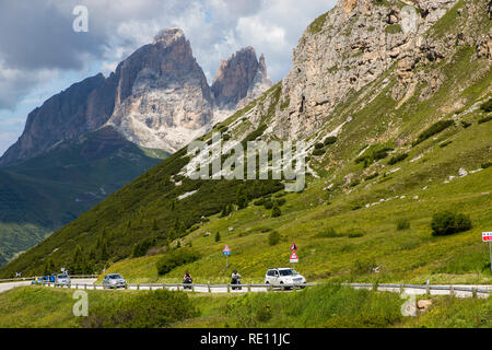 Veneto, paysage de montagne sur le Pordoi Pass, Dolomites, Italie, col à 2239 mètres d'altitude, la station du chemin de fer de montagne à Sass Pordoi, Banque D'Images