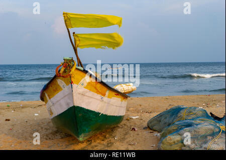 Les bateaux de pêche avec des drapeaux flottant sur Marina Beach, Chennai, Inde Banque D'Images