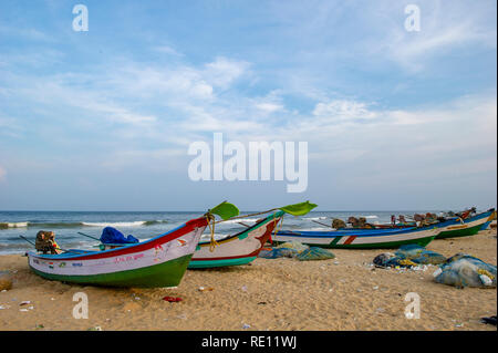 Les bateaux de pêche avec des drapeaux flottant sur Marina Beach, Chennai, Inde Banque D'Images