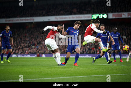 Arsenal de Alexandre Lacazette (centre) du côté marque son premier but du jeu au cours de la Premier League match à l'Emirates Stadium, Londres. Banque D'Images