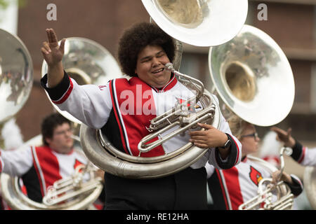 Louisville, Kentucky, USA - Mai 03, 2018 : le défilé de Pegasus, Marching Band de l'Université de Louisville en descendant W Broadway Banque D'Images