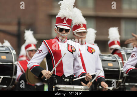 Louisville, Kentucky, USA - Mai 03, 2018 : le défilé de Pegasus, Marching Band de l'Université de Louisville en descendant W Broadway Banque D'Images