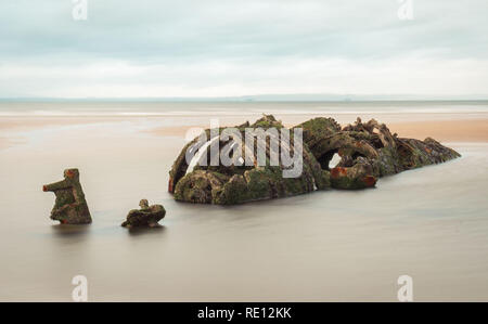 L'exposition à long shot de sous-marin de poche utilisé comme cible de pratique par la RAF PENDANT LA SECONDE GUERRE MONDIALE,et abandonné sur la plage à Aberlady Bay, East Lothian en Écosse. Banque D'Images