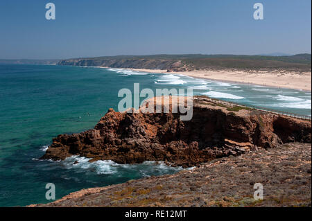 Vue générale de la plage Praia do Bordeira, au sud-ouest de l'Alentejo et le Parc Naturel de la Côte Vicentine, Algarve, Portugal Banque D'Images