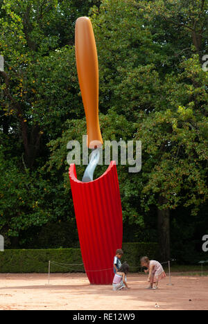 L'art public installation d'une truelle rouge géante dans Parc de Serralves, Porto, Portugal Banque D'Images