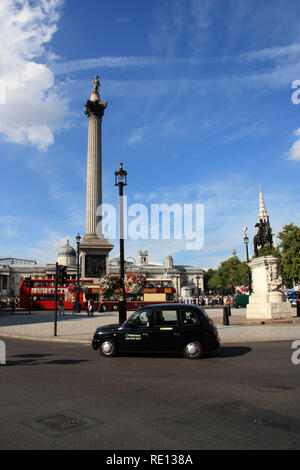 Avis de double-decker rouge typique des bus et un taxi londonien noir à Trafalgar Square, Londres, Royaume-Uni Banque D'Images