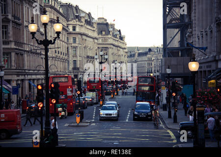 Beaucoup de double-decker rouge typique de bus, voitures, vélos et piétons à Regent Street formant une photo animée de Londres, Royaume-Uni Banque D'Images