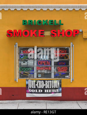Brickell Smoke Shop le 13 SW 7th Street dans le centre-ville de Miami, Floride Banque D'Images