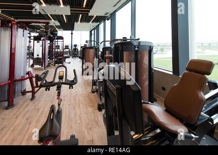 Les appareils et machines à la salle de sport moderne et un centre de remise en forme Banque D'Images