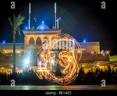 Performance nuit spectacle de feu devant une foule de gens dans la rue en Egypte Banque D'Images