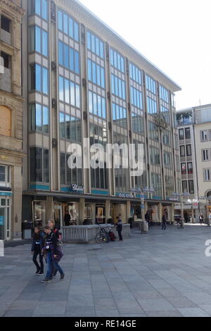 Blau-Gold- Haus (Blue Gold House), un bâtiment commmercial énumérés dans la vieille ville de Cologne au nord près de la cathédrale de Cologne. Reconstruit dans les années 1950. Banque D'Images