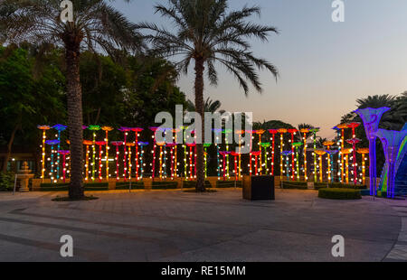 Dubaï, Émirats arabes unis - 3 décembre 2018 : Fragments de chiffres lumineux du Parc Jardin Dubaï Glow. En décembre 2018. Banque D'Images