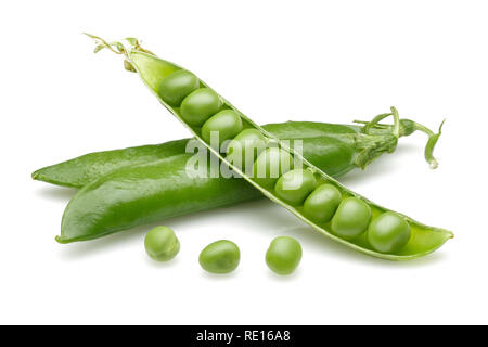 Pois verts frais isolé sur fond blanc Banque D'Images