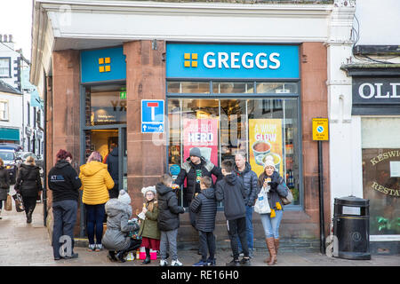 File d'attente à Greggs bakery pie shop dans le centre-ville de Keswick sur une froide journée,hivers,Keswick Lake District,Cumbria, Angleterre Banque D'Images