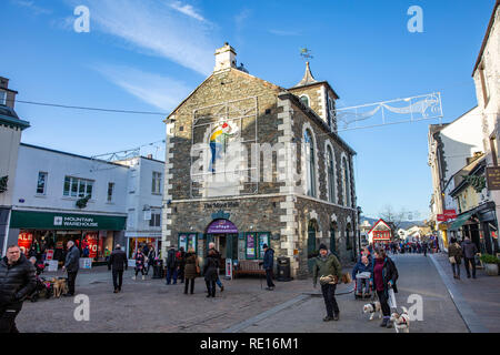 Keswick, une ville dans le district du lac avec le moot hall et place du marché, la salle a été construite à l'origine 16e siècle,Lake District, Cumbria Banque D'Images