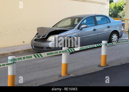 Bande de police autour d'un véhicule impliqué dans un accident, Altea, Costa Blanca, Espagne, Europe Banque D'Images