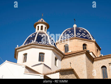 Dômes de carrelage bleu et blanc de l'église de la Mare de Déu del Consol à Altea, Costa Blanca, Espagne, Europe Banque D'Images