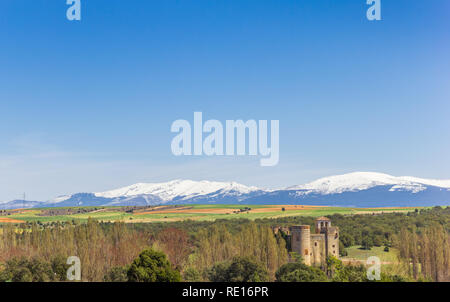 Castillo de Castilnovo château dans le paysage de Castille et Leon, Espagne Banque D'Images