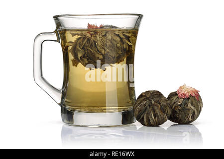 Thé au jasmin dans verre mug avec Jasmine balls isolé sur fond blanc Banque D'Images