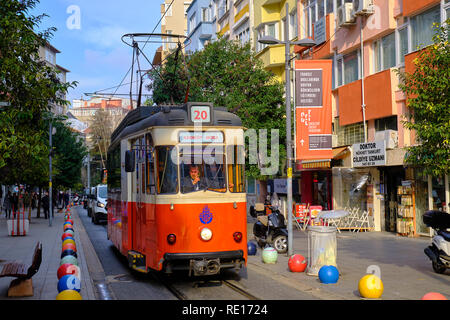 Vieux tram passe à travers les rues de Kadikoy, sur la rive asiatique d'Istanbul. Le quartier est plein de bâtiments colorés Banque D'Images