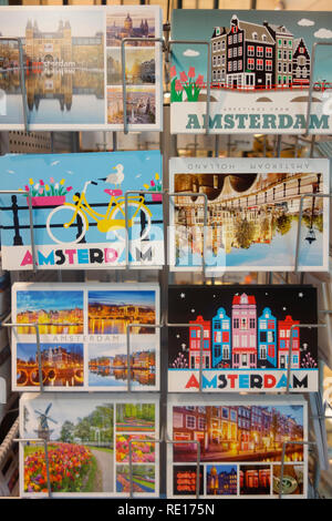 Des cartes postales colorées de la Hollande et Amsterdam en vente à l'aéroport de Schiphol. Banque D'Images