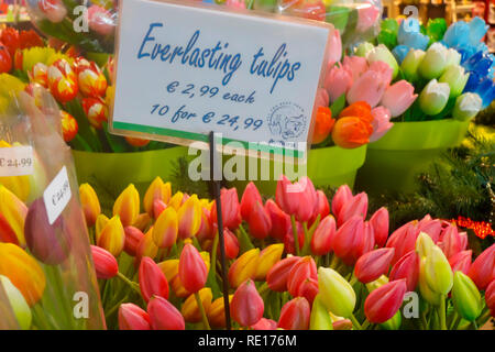 Fleurs de tulipe en plastique en vente chez boutique touristique à l'aéroport d'Amsterdam-Schiphol. Banque D'Images