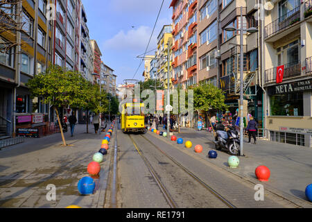 Vieux tram passe à travers les rues de Kadikoy, sur la rive asiatique d'Istanbul. Le quartier est plein de bâtiments colorés Banque D'Images