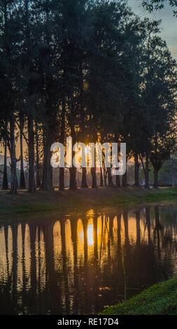 Coucher du soleil à Sukhothai Parc culturel du patrimoine mondial Banque D'Images