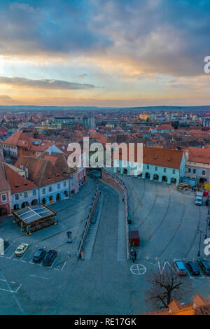 Vue de la petite place et la ville de Sibiu, Roumanie. Banque D'Images