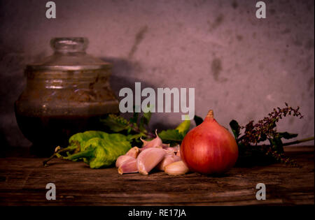 Nature morte avec oignons rouges - Échalote sur table en bois. Banque D'Images