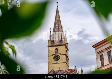 Vue de la cathédrale luthérienne de Sibiu de Sainte Marie dans la région de Transylvanie, en Roumanie. Banque D'Images