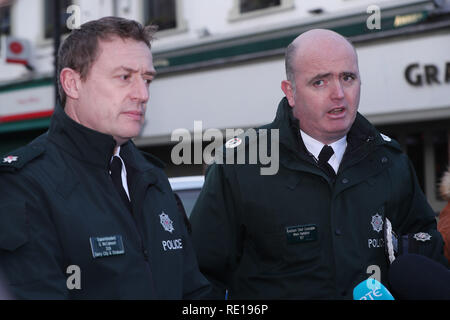 Gordon Surintendant PSNI McCalmont (à gauche) et le chef de police adjoint Mark Hamilton parler aux médias près des lieux d'une voiture d'une bombe sur Bishop Street à Londonderry. Banque D'Images