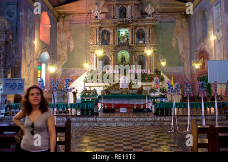 Intérieur de l'église de Baclayon. Peyrouse. Bohol. Autel dans une église à Tagbilaran, Bohol, Philippines Banque D'Images