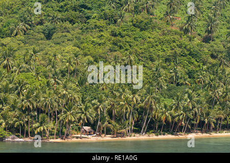 Maison de pêcheur en bois sur une plage idyllique sur l'île Snake, El Nido Palawan Philippines Snake Island (aussi connu sous le nom de Vigan Island) - Palawan, Phi Banque D'Images