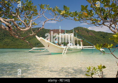 Un bateau amarré à la plage de sable blanc de l'île Snake, El Nido Palawan Philippines Snake Island (aussi connu sous le nom de Vigan Island) - Palawan, Philippines Banque D'Images