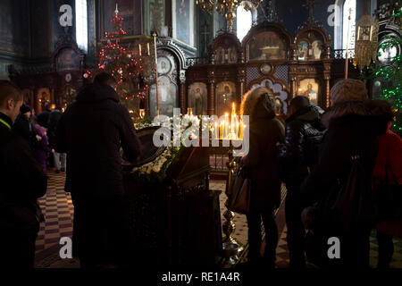 Les gens vont à l'église et de prier dans l'une des églises orthodoxes de Kiev pendant le jour de l'Épiphanie le 19 janvier suivant l'ancienne tradition orthodoxe Banque D'Images