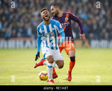 Huddersfield Town's Elias Kachunga (avant) réagit à la douleur après un défi bu Manchester City's au cours de l'Ilkay Gundogan Premier match de championnat à la John Smith's Stadium, Huddersfield. Banque D'Images