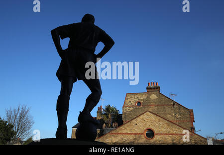 La statue de Johnny Haynes en dehors de Craven Cottage, à Londres. Banque D'Images