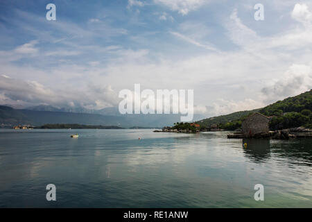 Vue sur la baie de Tivat (Tivatski Zaliv) de la magnifique petit hameau de Bjelila, sur les Bouches de Kotor, Monténégro Banque D'Images