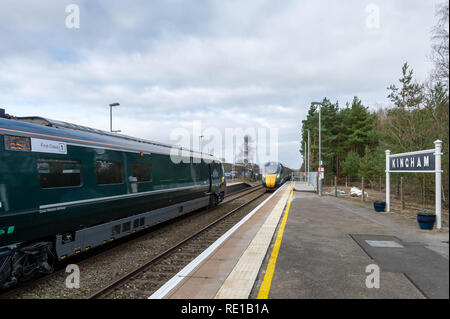 800 classe 006 avec un approches Kingham GWR Service à Londres Paddington dans la classe 800 014 attend de partir avec un service à Worcester Foregate Street o Banque D'Images