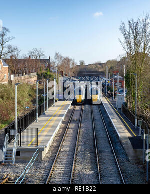 La nouvelle construction récente extension de plate-forme de 'up' à Evesham est clairement visible dans la classe 800 313 attend à Evesham avec Londres Paddington à Herefo Banque D'Images