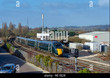 800 013 classe Signal fort Evesham passe à l'approche d'une station d''Evesham GWR Worcester Foregate Street à Londres Paddington service le 8 Janvier Banque D'Images