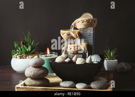 Fontaine intérieure portable pour de bon Feng Shui dans votre maison concept. Fontaine de table d'intérieur petit portable. L'esprit et l'âme spirituelle équilibre concept. Gr Banque D'Images