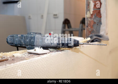 Libre service pour dusty perceuse, perforateur sur fond de réparation, construction, reconstruction, des briques, des escaliers. Installation et concept Banque D'Images