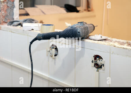 Libre service pour dusty perceuse, perforateur sur fond de réparation, construction, reconstruction, des briques, des escaliers. Installation et concept Banque D'Images