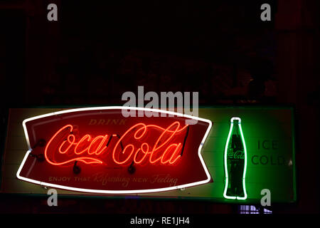 Vintage Coca Cola en néon, profitez de cette nouvelle sensation rafraîchissante Banque D'Images