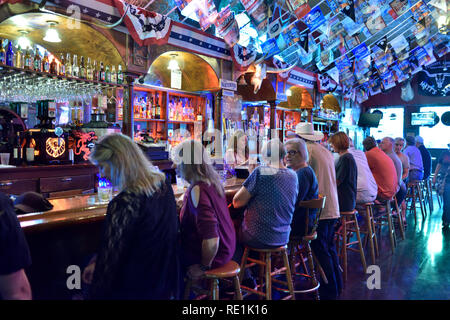 À l'intérieur de vieux western saloon bar à Prescott, Arizona avec personnes à bar, Arizona, USA Banque D'Images