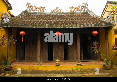 Un vieux bâtiment traditionnel en bois historique dans la liste UNESCO vietnamiens du centre ville de Hoi An Banque D'Images